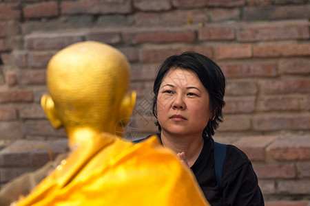 泰国佛教祈祷虔诚的朝拜 女孩 寺庙 宗教 仪式 曼谷图片