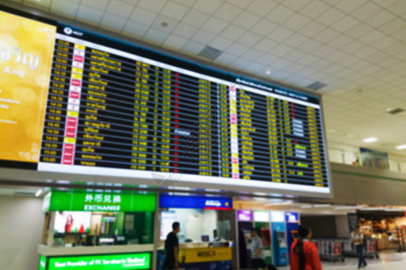抽象模糊时间表时间表数字屏幕板在机场航站楼的背景 旅游概念图片