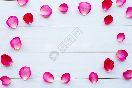 白色木制背景上的玫瑰花瓣 卡片 心 爱图片