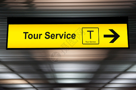 在机场签署旅游服务 箭头指示游客旅游柜台服务图片