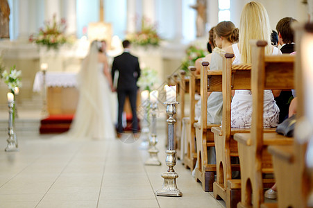 教堂中美丽的蜡烛婚礼装饰 装饰风格 天 传统图片