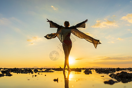 日落时在海滩上的女人 天空 夫妻 闲暇 阳光图片