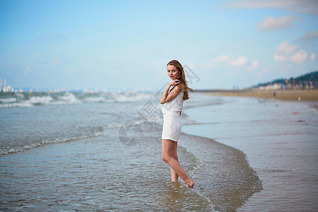 美丽的年轻女子在海洋度假或海上度假时享受快乐 海滨 时尚图片
