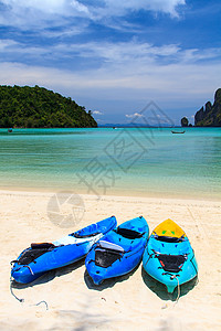 泰国王国 热带沙滩上的白艇图片