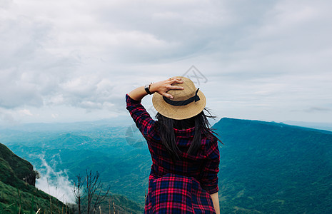 妇女旅行雨季 山上风景在节假日放松 人行道 快乐的图片