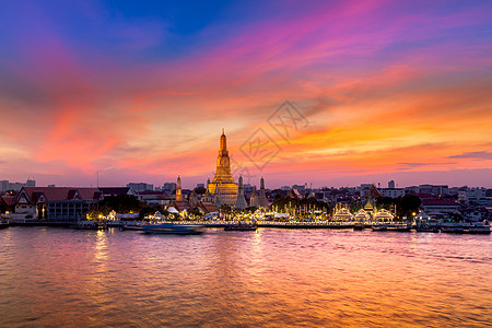 曼谷“郑王庙”的一座寺庙地标 在五颜六色的日落下反映在位于泰国曼谷的 chaopraya 河上 美丽的 城市景观图片