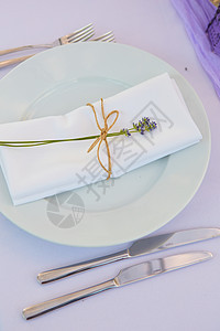 优雅的餐桌布置 用于婚礼订婚复活节晚餐 配有白色陶瓷盘 棉质餐巾和麻线薰衣草花蜡烛 普罗旺斯风格 造型 紫色的图片