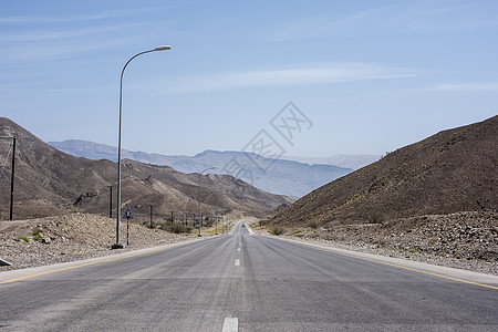 阿曼荒山和干旱山区道路 4x4正在路上图片