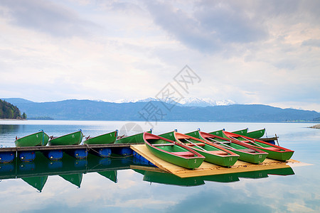 蓝湖和在码头划船的租船 旅行船用码头 蓝色的图片