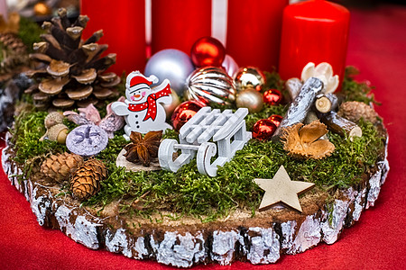 一块木头上的圣诞装饰品高清图片