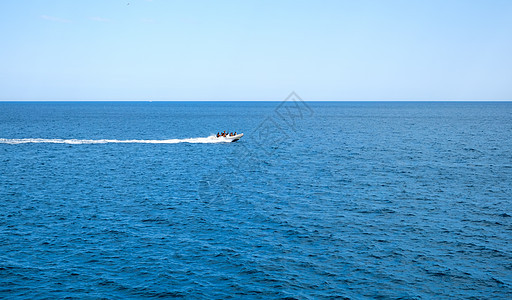 在清水海水中高速航行的可充气肋骨船图片