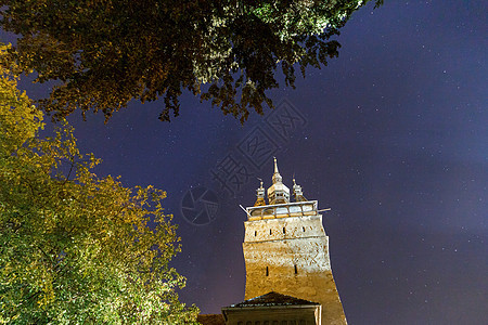 SIGHISOARA 罗马尼亚 — Circa 2020 古老的中世纪城镇夜景与星空 中欧东部美丽的旅游胜地 罗马尼亚著名的中世图片