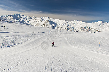 高山滑雪度假胜地的平板滑雪场上的滑雪者 行动图片