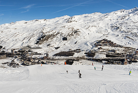 高山滑雪度假胜地的平板滑雪场上的滑雪者 滑雪胜地图片