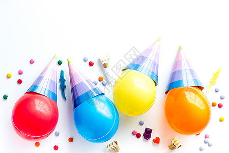 气球上的派对帽 — 庆祝概念 — 顶视图复制空间 问候语 卡片图片