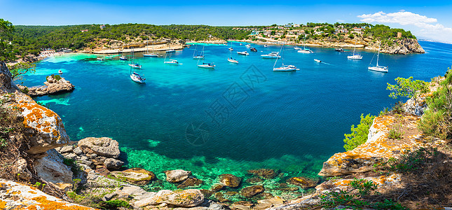 西班牙大海 美丽的海滨海湾 有许多豪华游艇 全景观图片