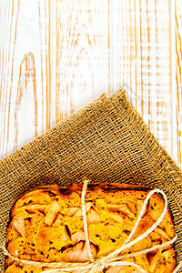 新鲜的面包店 在白色木制背景上的麻布上放苹果的烤馅饼的顶部视图 乡村风格 桌子 糖图片