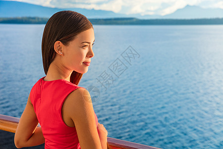 享受豪华游轮阳台海洋地平线景色的妇女 在甲板上休息的清洁船只乘客 欧洲旅行暑假目的地 见A/C 5/49/70 第11段 图片