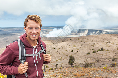 夏威夷火山游客在夏威夷火山国家公园基拉韦厄火山口的火山口 大岛有火山云和火山灰图片