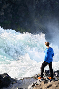 在戈达福斯瀑水过后沿河的冰岛游客图片
