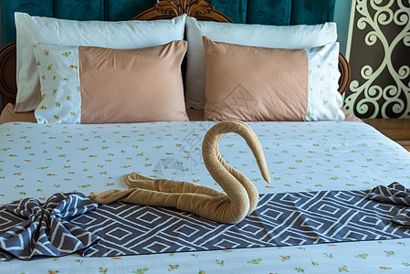 床边的天鹅毛巾形状 概念旅行 欢迎 浪漫 心图片