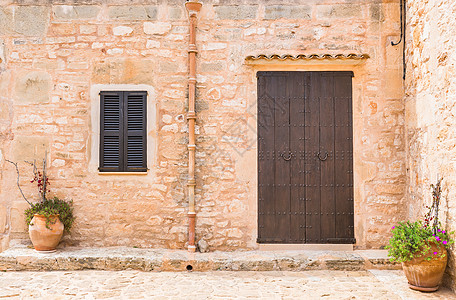 地中海生锈石房 前门和小窗玻璃背景图片