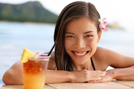 在海滩上喝着夏威夷酒的夏威夷女人图片