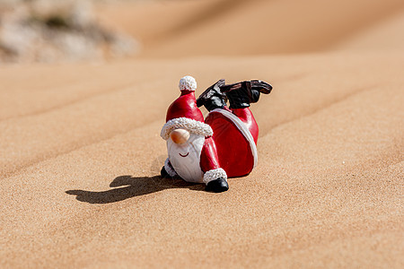 沙丘中的圣诞老人雕像图片