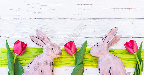 与兔宝宝和花的复活节背景图片