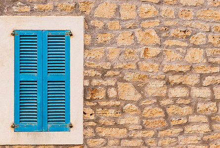 地中海房屋的蓝窗百叶窗图片