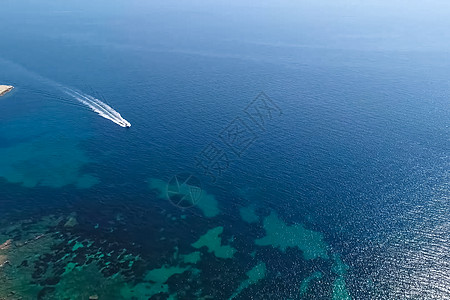 蓝海上浮着船 西班牙度假胜地 蓝色的 航程 欧洲图片