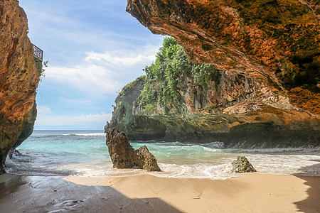 苏鲁班海滩 巴厘岛 印度尼西亚 自然假期背景 在岩石海岸的五颜六色的日出 大鹏在海滩上 蓝色的海洋 节日快乐 假期 冲浪 太阳图片