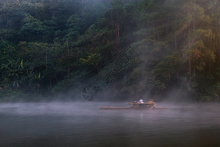 在泰国搭竹筏旅行图片