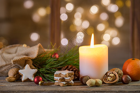 圣诞和基督复临安息日蜡烛 木制桌板上装饰 灯底模糊图片