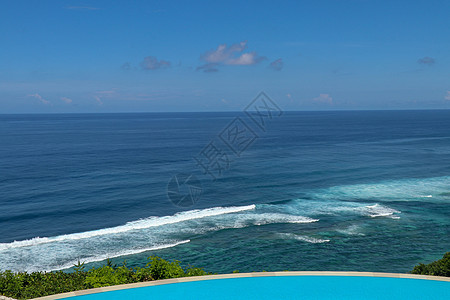 印度尼西亚巴厘岛 富含海景和棕榈树的豪华无限池塘 水 蓝色的图片