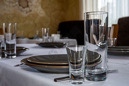 桌子摆放 餐具 玻璃 堆叠 碗和叉子放在桌上 厨房 服务图片