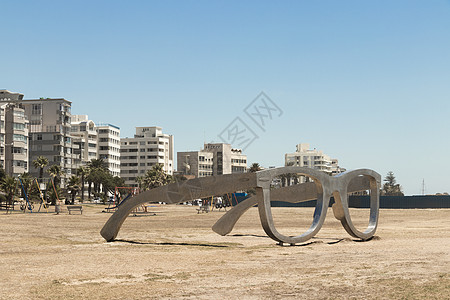海角海滩列车旁的巨眼镜太阳镜图片