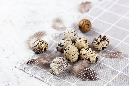 在混凝土背景的灰布布布布布上 快乐的 传统 复活节彩蛋图片