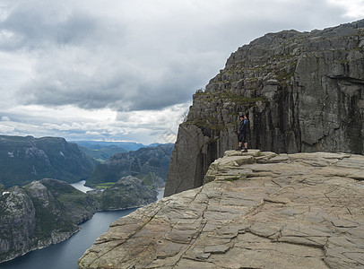 在峡湾 Lysefjord 上 从巨大的悬崖著名的挪威观点穆迪天空 秋日 自然和旅游背景 假期和远足假期的概念 石头 蓝色的图片