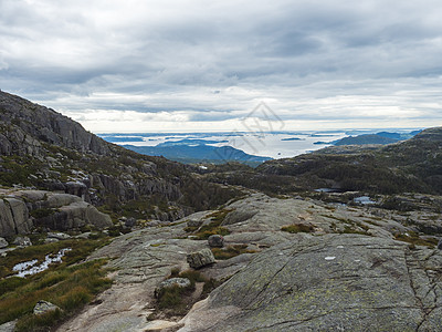 在徒步前往布道台巨大的悬崖著名的挪威观景台穆迪天空时 欣赏岩石 布劳德斯 石头和 Lysefjord 的风景 秋日 自然和旅游背图片