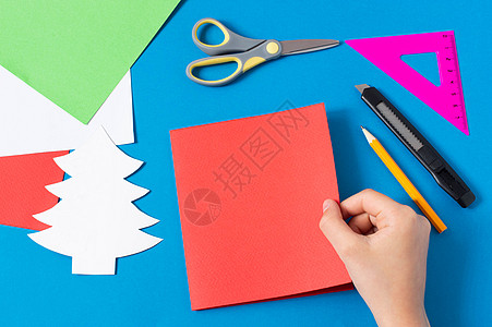 儿童用圣诞树做卡片 手工制作的 云杉 爱好 操作说明 纸 新年图片