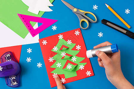 儿童用圣诞树做卡片 圣诞节 剪刀 云杉 装饰风格 手工制作的图片