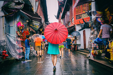 走在唐人街购物街的人女人 上海中国旅游窄巷红伞雨天女游客背景图片