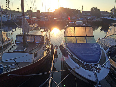 游艇在背光下启航 高的 码头 夏天 老的 蓝色的 早晨背景图片