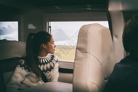 RV露营车面包车在冰岛公路旅行时坐在汽车后座的亚洲女孩 欧洲度假生活方式图片