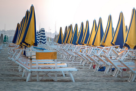 晚上在沙沙海滩的太阳休息室和阳伞图片