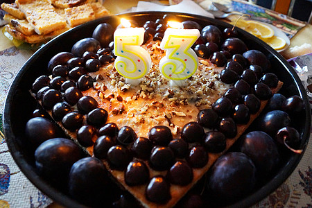53号蜡烛 在果饼和樱桃上 蓝色的 礼物 打火机 甜点图片