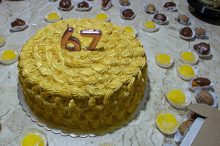 金色生日蛋糕 上面满满了 被甜美的蜂蜜包围着的圣经 水果 小吃图片