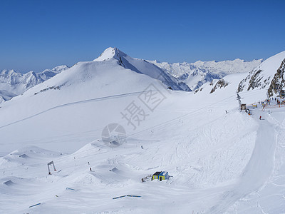 冬季景观 雪覆盖的山坡和滑雪道 滑雪者在滑雪胜地 Stubaital 蒂罗尔 奥地利阿尔卑斯山享受春天阳光明媚的日子 冰 蓝色的图片