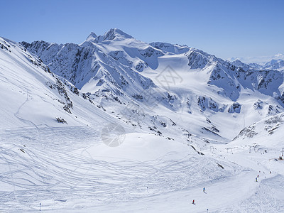 冬季景观 雪覆盖的山坡和滑雪道 滑雪者在滑雪胜地 Stubaital 蒂罗尔 奥地利阿尔卑斯山享受春天阳光明媚的日子 自然 高的图片